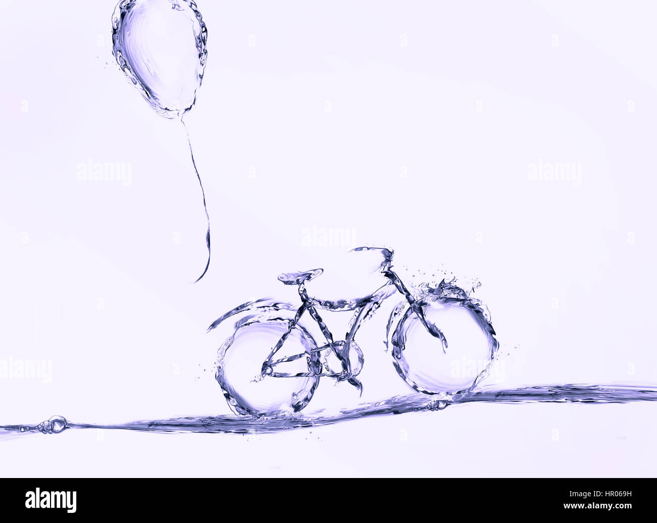 Una bicicletta viola fatta di acqua con un palloncino volare. Foto Stock
