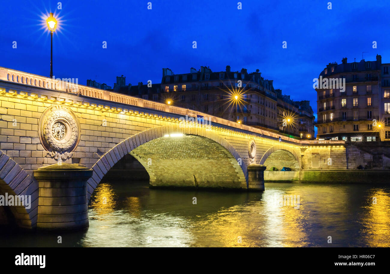 Il pont Louis Philippe è un ponte che attraversa il fiume Senna. Esso si trova nel 4° arrondissement, links il Quai de Bourbon sull'Ile Saint Louis w Foto Stock