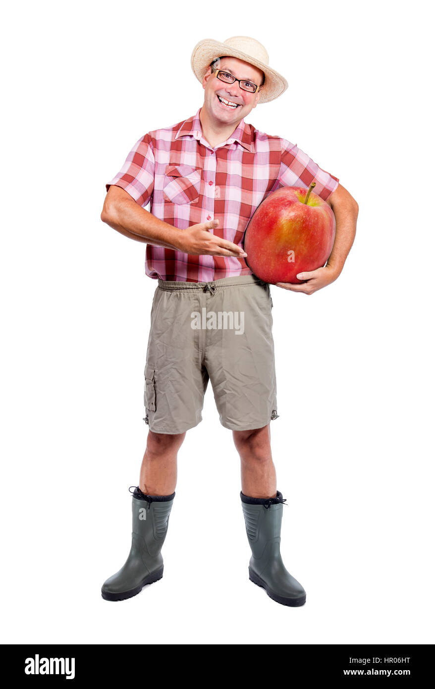 Giardiniere offre grande mela rossa isolato su sfondo bianco. Allegro agricoltore mostra il raccolto i frutti. Funny Man porta un grande fresh apple.geneticamente mo Foto Stock