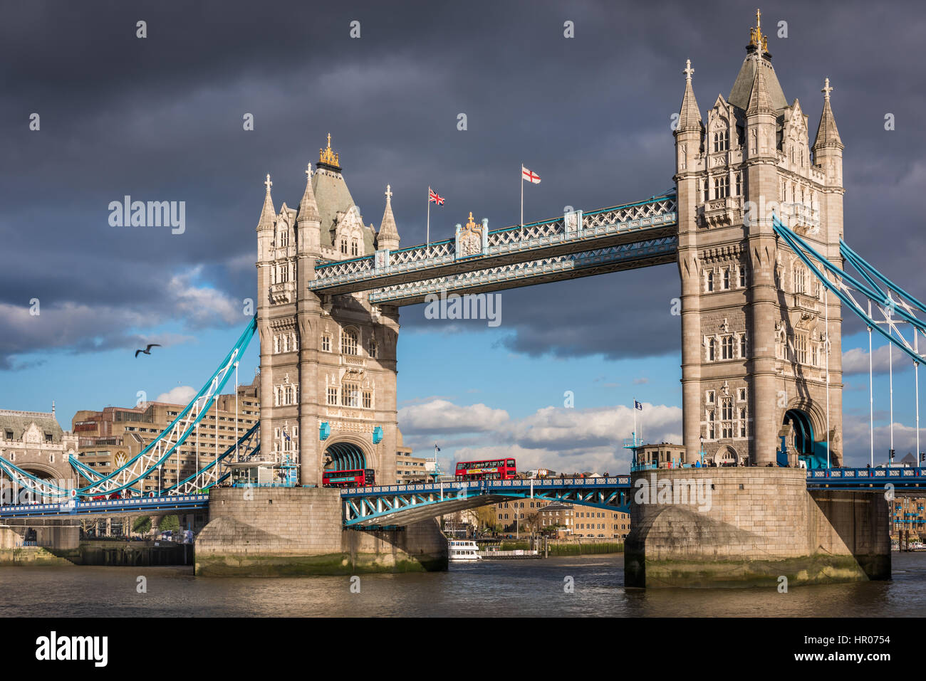 Il celeberrimo ponte della torre si illumina al sole su una calma ma freddo giorno nella città capitale di Londra. Foto Stock