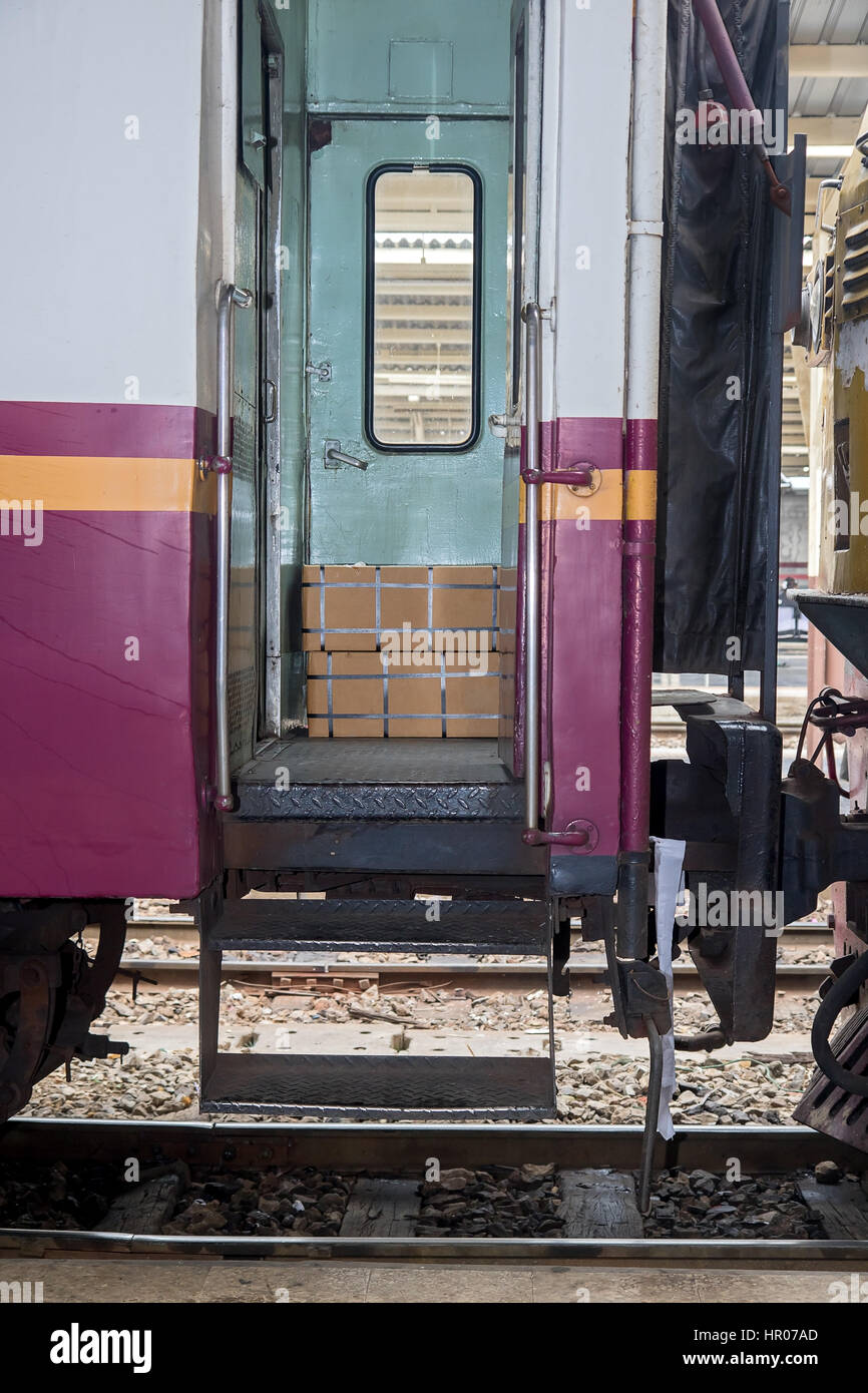 Aprire lo sportello del carrello di vecchia sulla piattaforma. Treno pronto a lasciare sorge presso la stazione ferroviaria. Foto Stock