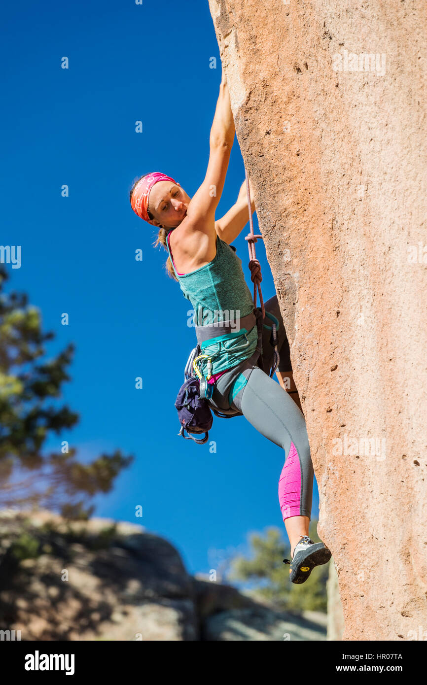 Giovane donna arrampicata su roccia; Penitente Canyon; Colorado; US Foto Stock