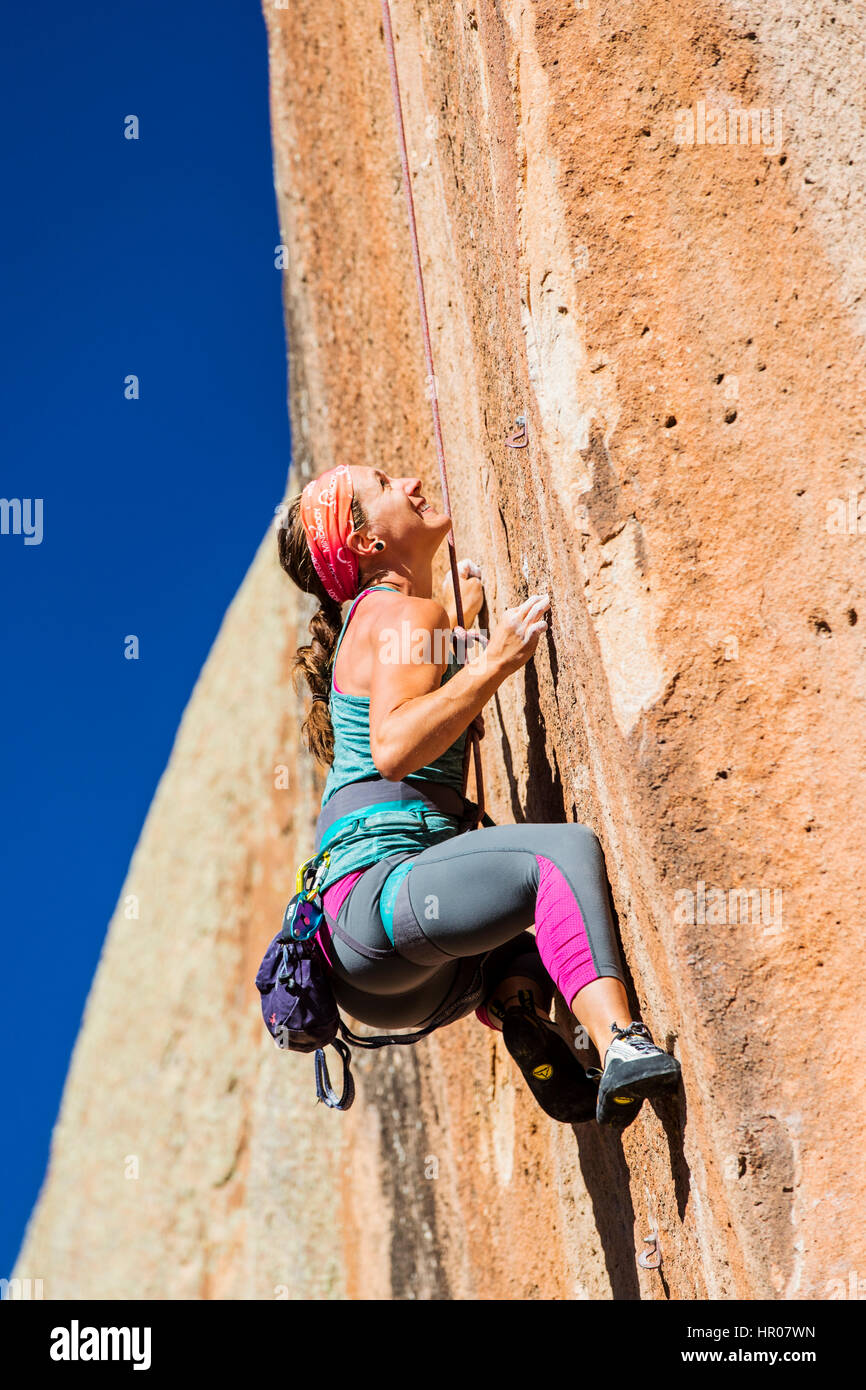 Giovane donna arrampicata su roccia; Penitente Canyon; Colorado; US Foto Stock