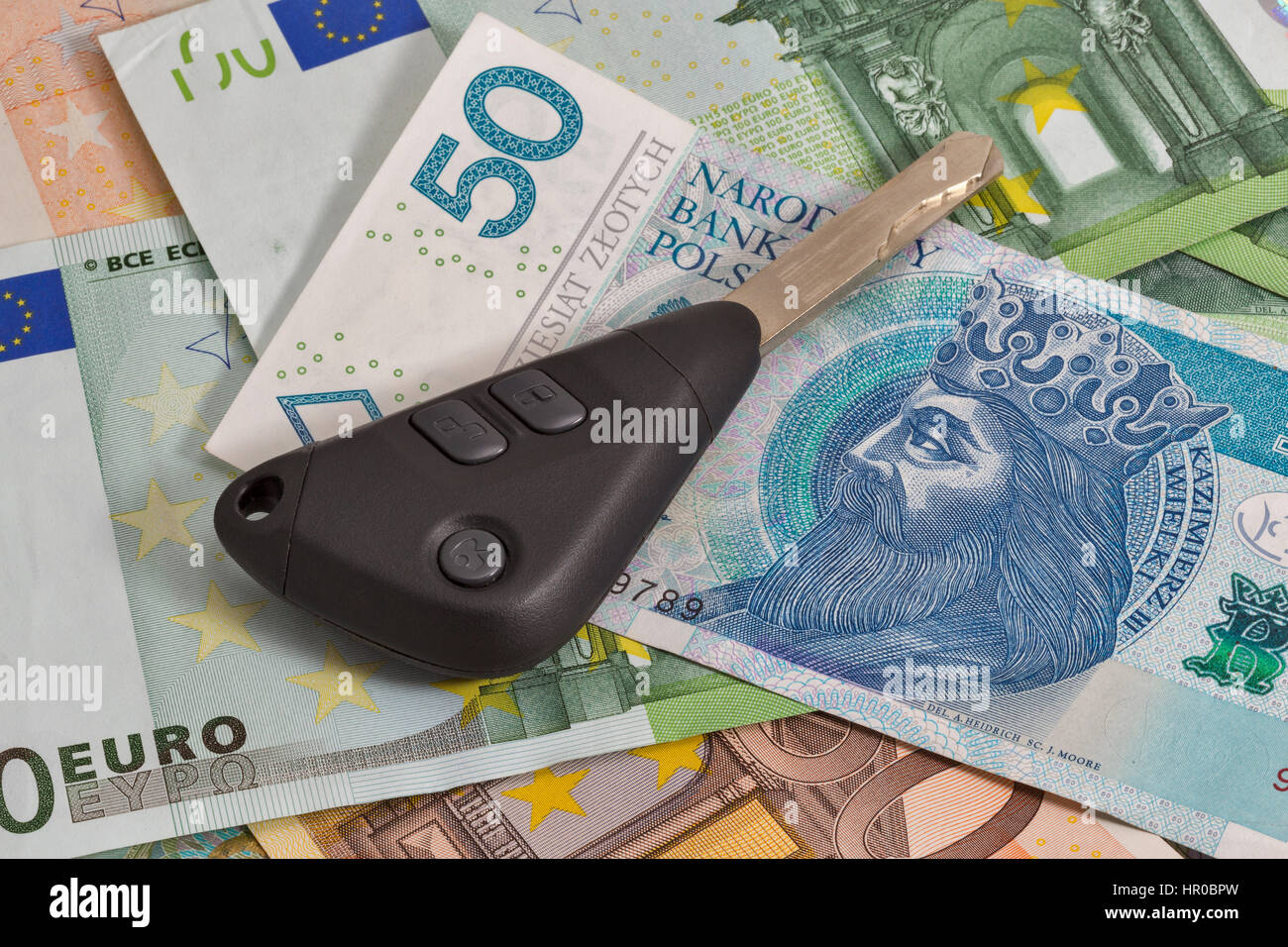 Le chiavi dell'auto sul zloty polacco e le banconote in euro background closeup Foto Stock
