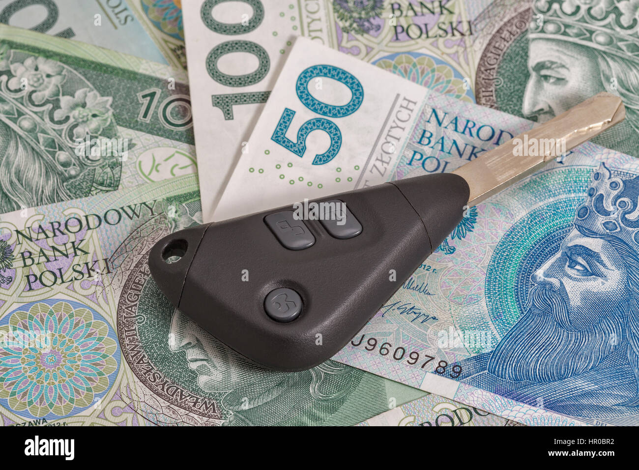 Le chiavi dell'auto sul zloty polacco banconote closeup sfondo Foto Stock