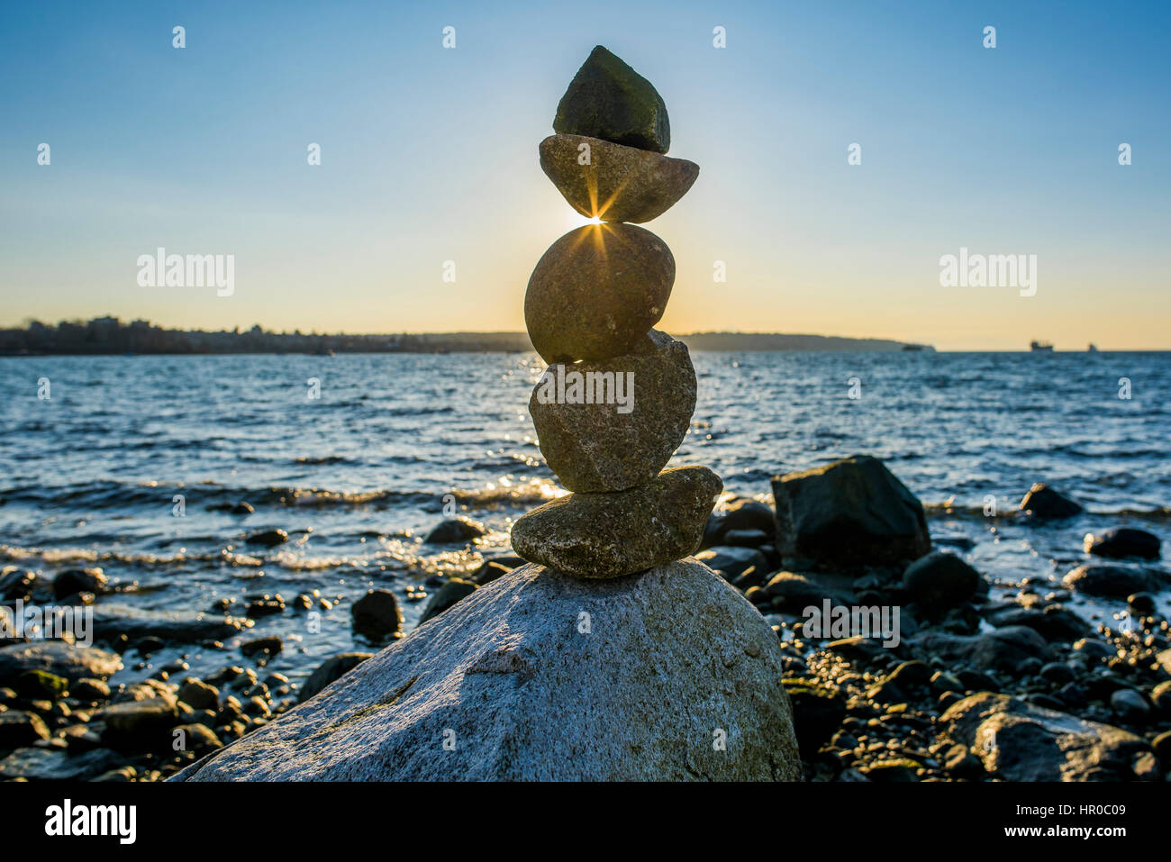 Rocce equilibrato sulla spiaggia Foto Stock