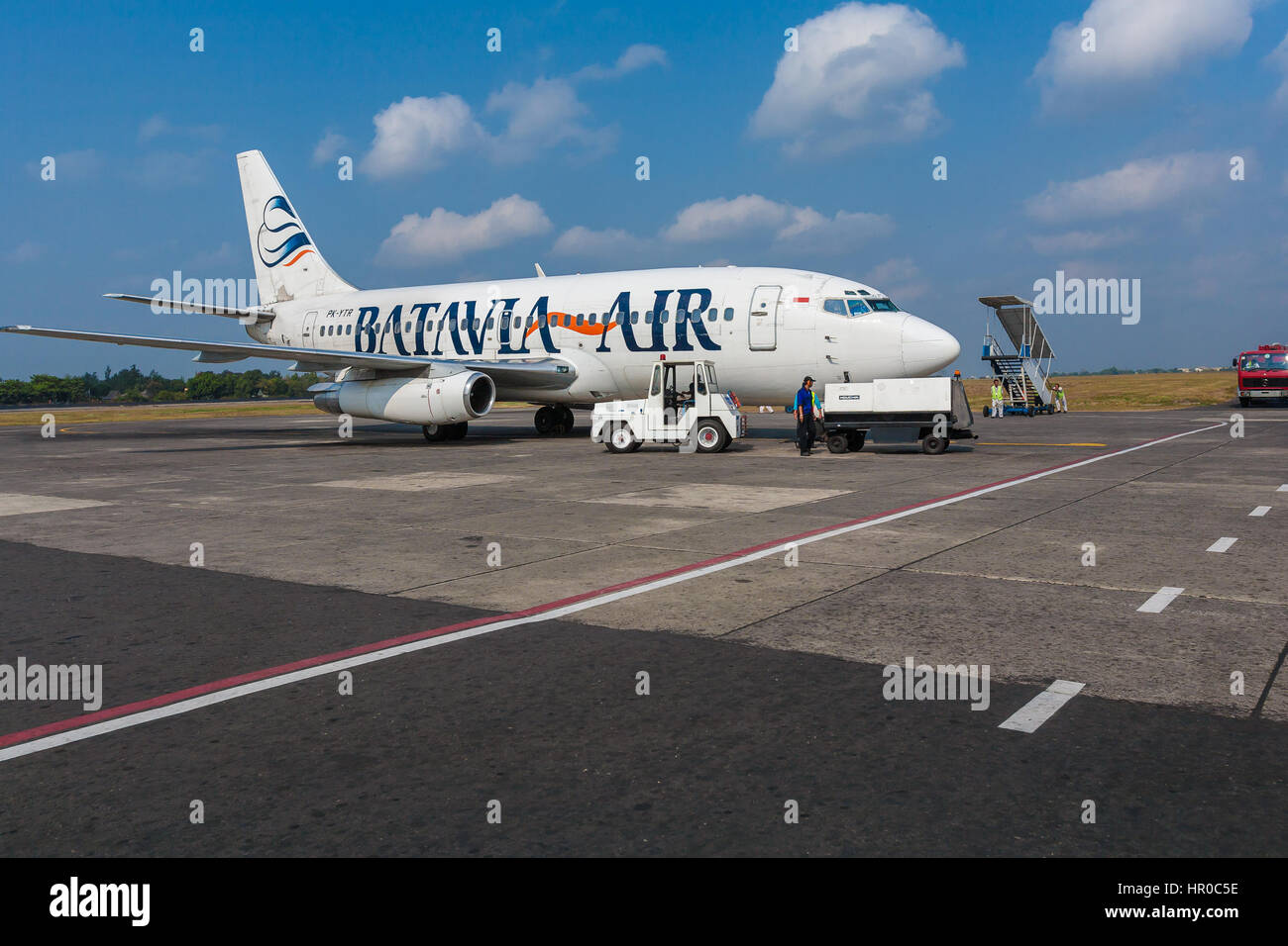 Aeroporto di Bali, Indonesia - Agosto 28, 2008: Aereo di Batavia Air company al mattino prima della partenza Foto Stock