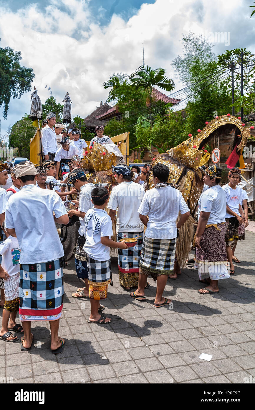 UBUD, Indonesia - 29 agosto 2008: scuola i bambini che partecipano al tradizionale barong dance Foto Stock