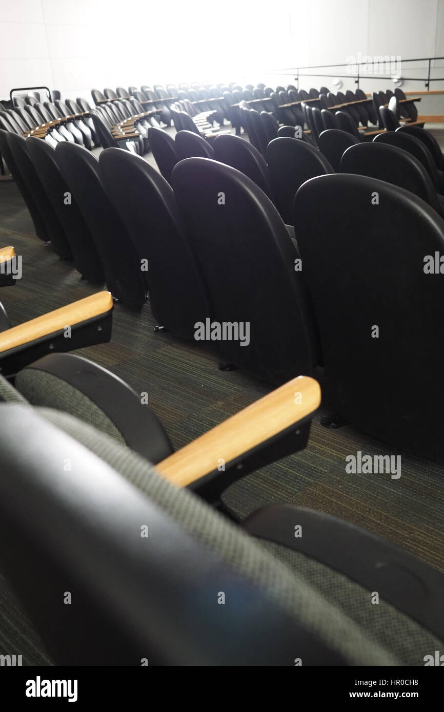 Righe di platea in un auditorium universitari. Foto Stock