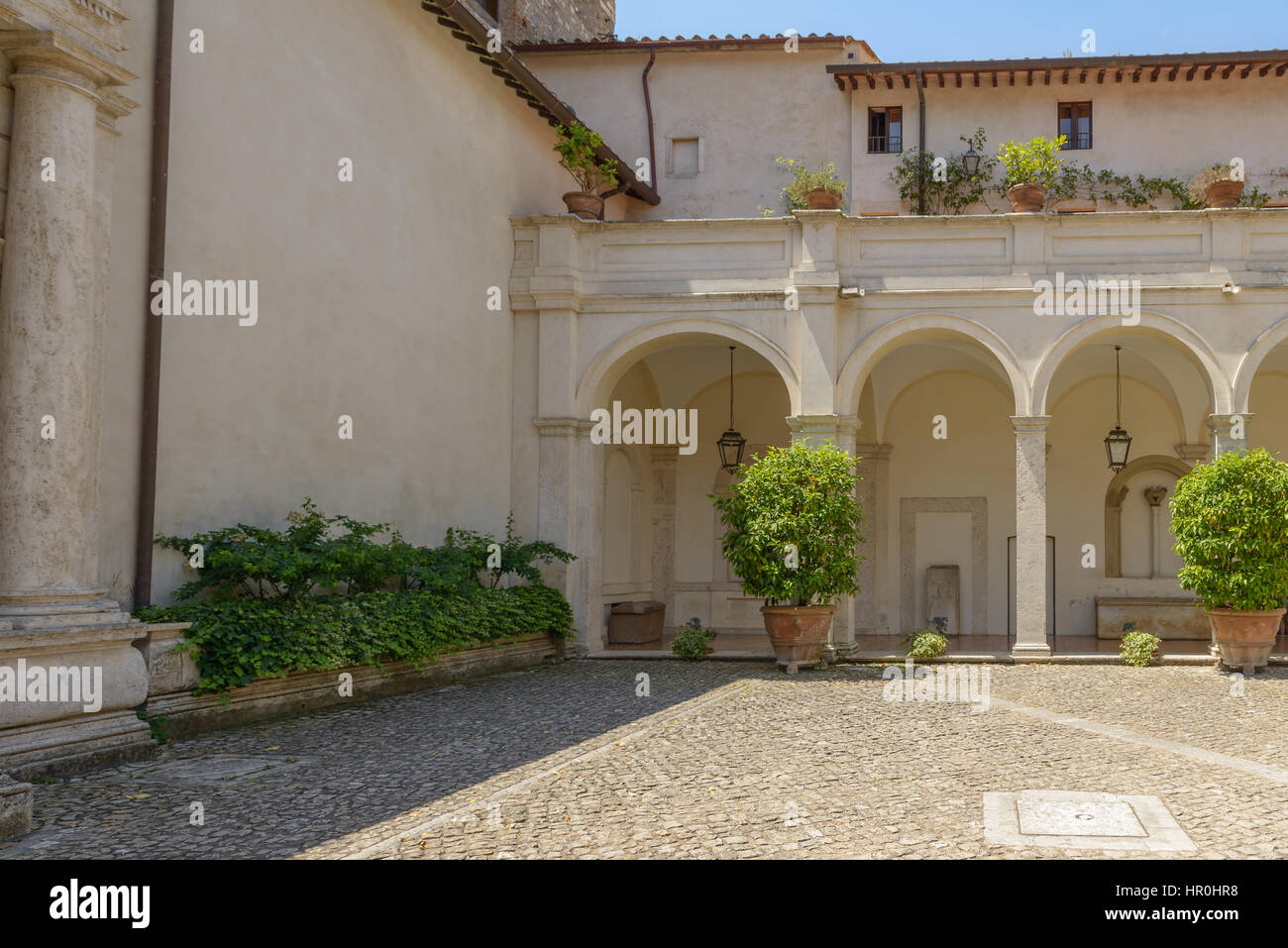 Un bellissimo edificio con archi in una pubblica piazza a Tivoli, Italia Foto Stock