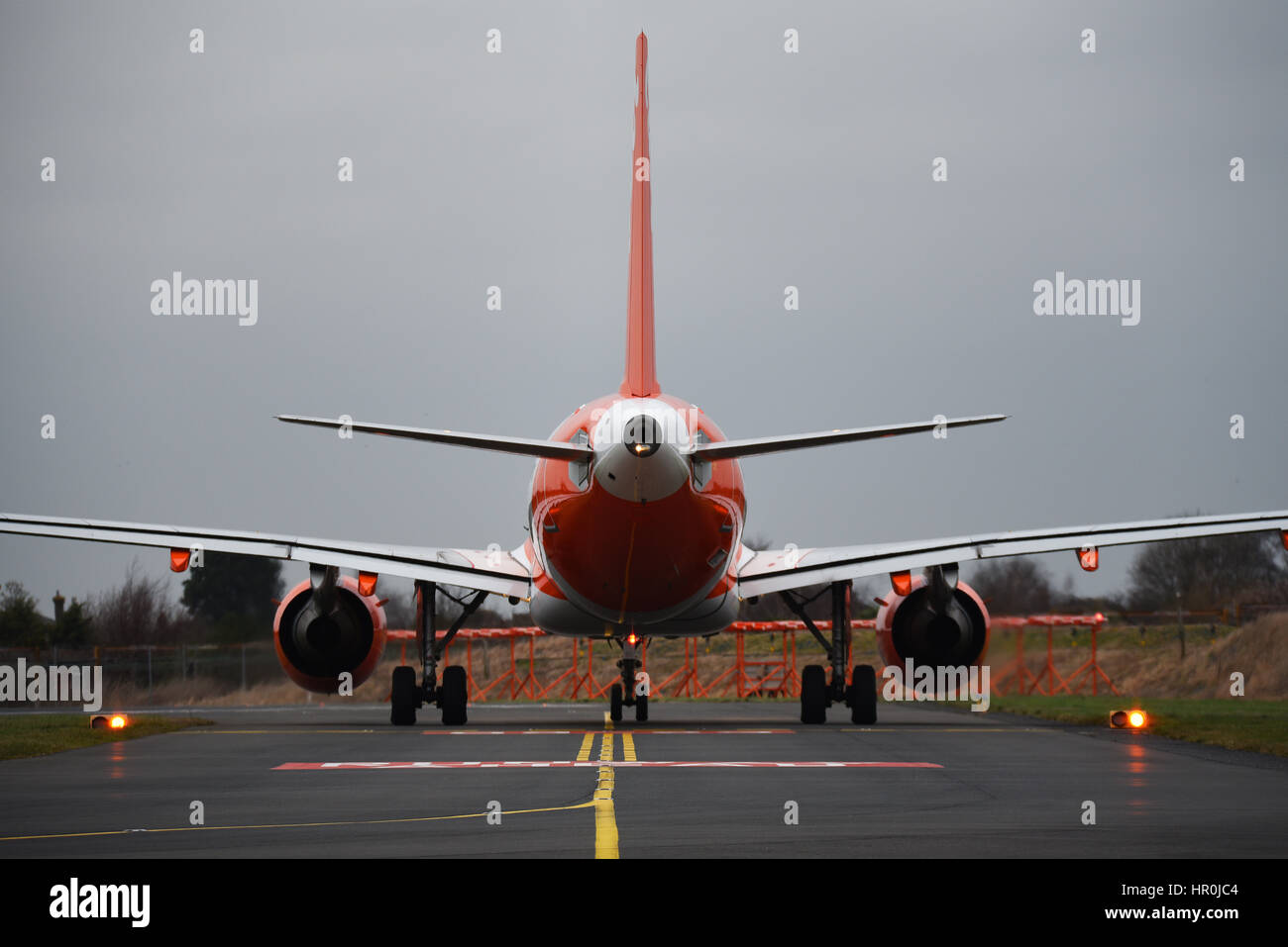 Aereo Airbus EasyJet A319-111 G-EZFW presso l'aeroporto Southend di Londra rullando verso la pista per un volo serale Foto Stock