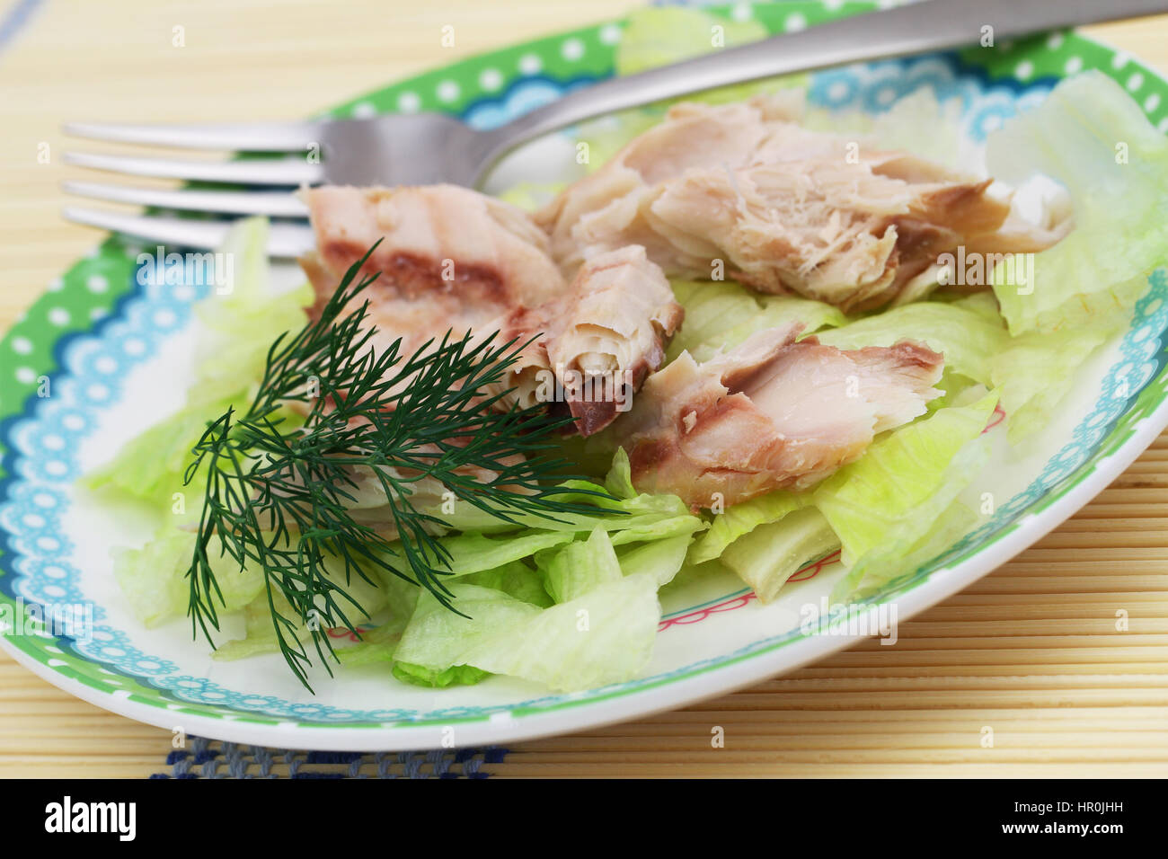 Sgombro affumicato su croccante di lattuga iceberg, primo piano Foto Stock