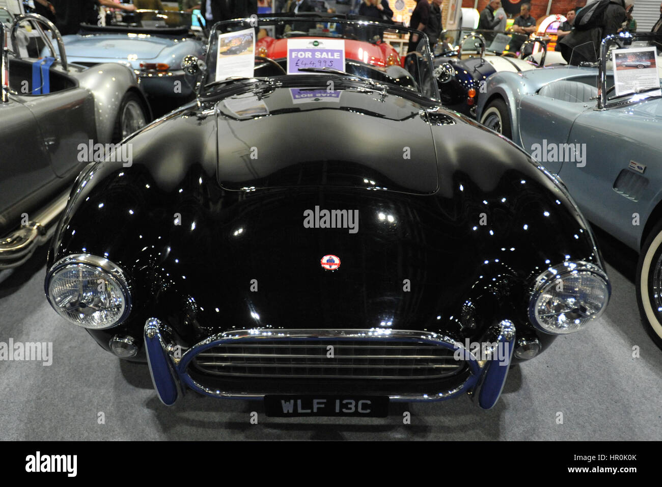 Un AC Cobra Replica in mostra al London Classic Car Show che si sta svolgendo a ExCel di Londra. Più di 800 dei migliori posti al mondo per automobili classiche sono in esposizione presso lo show che vanno dal vintage pre-guerra tourer al moderno concetto di automobili. La mostra mette in circa 33.000 visitatori. variabile da gravi teste di benzina per le persone che amano splendido classico veicoli. Foto Stock