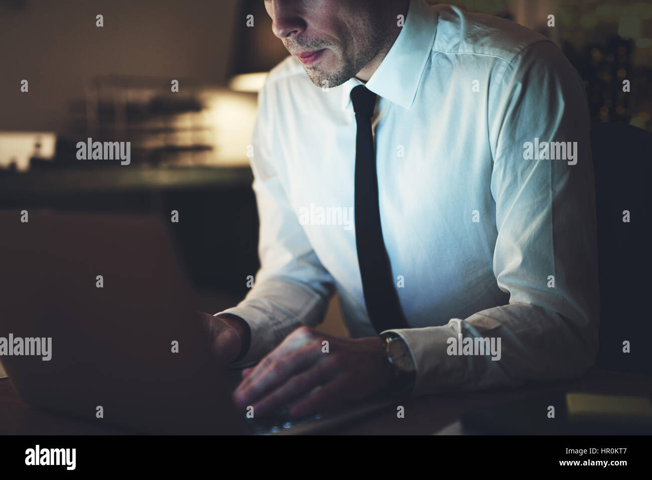 Close up di imprenditore lavoro straordinario su computer, fine lavoro notturno Foto Stock