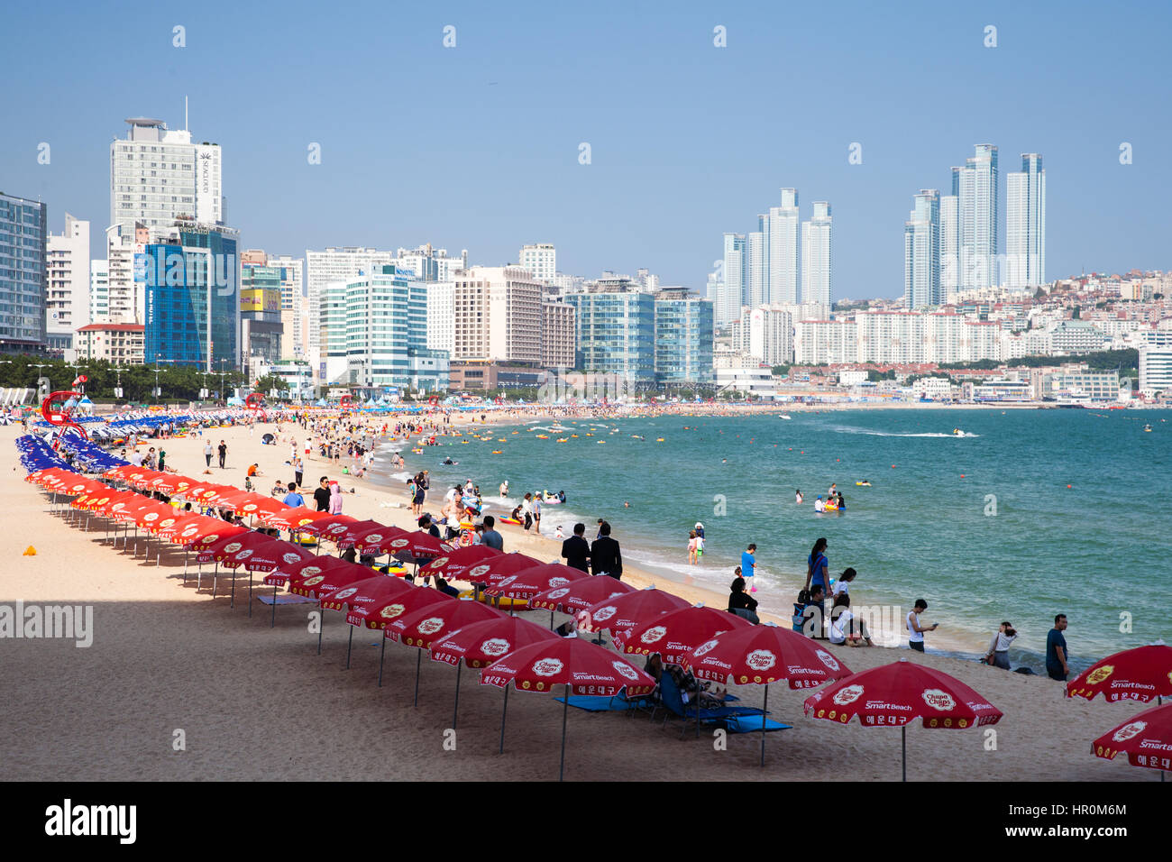 Busan, Corea del Sud - 22 agosto 2014: il punto di vista della Spiaggia di Haeundae una delle famose spiagge di Busan Metropolitan City, il più grande porto della Corea del Sud Foto Stock