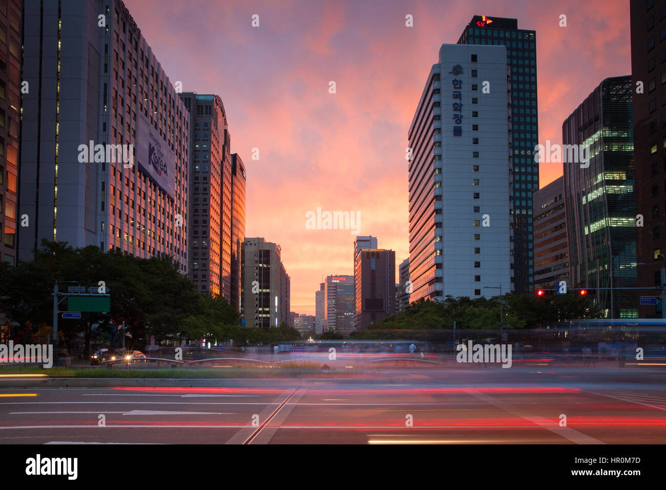 Seul, Repubblica di Corea - 14 agosto 2014: il punto di vista del tramonto vibrante oltre la zona business di Seoul con sfocato semafori sul primo piano, Agost Foto Stock