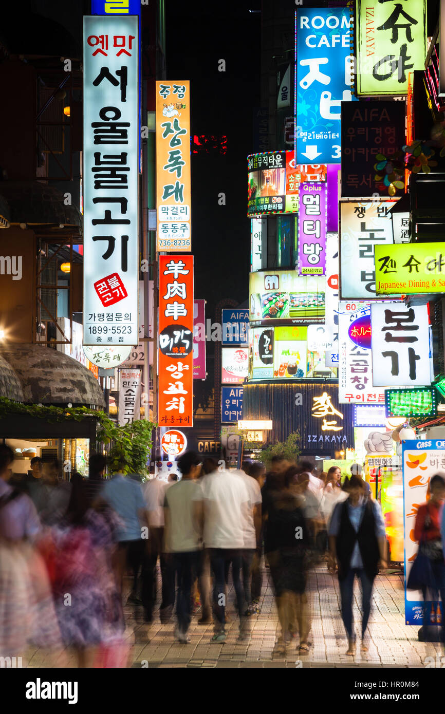Seoul, Corea del Sud - 14 August 2014: la vista della strada dello shopping di notte affollate di persone e luci al neon il 14 agosto 2014 a Seoul, Sud Ko Foto Stock