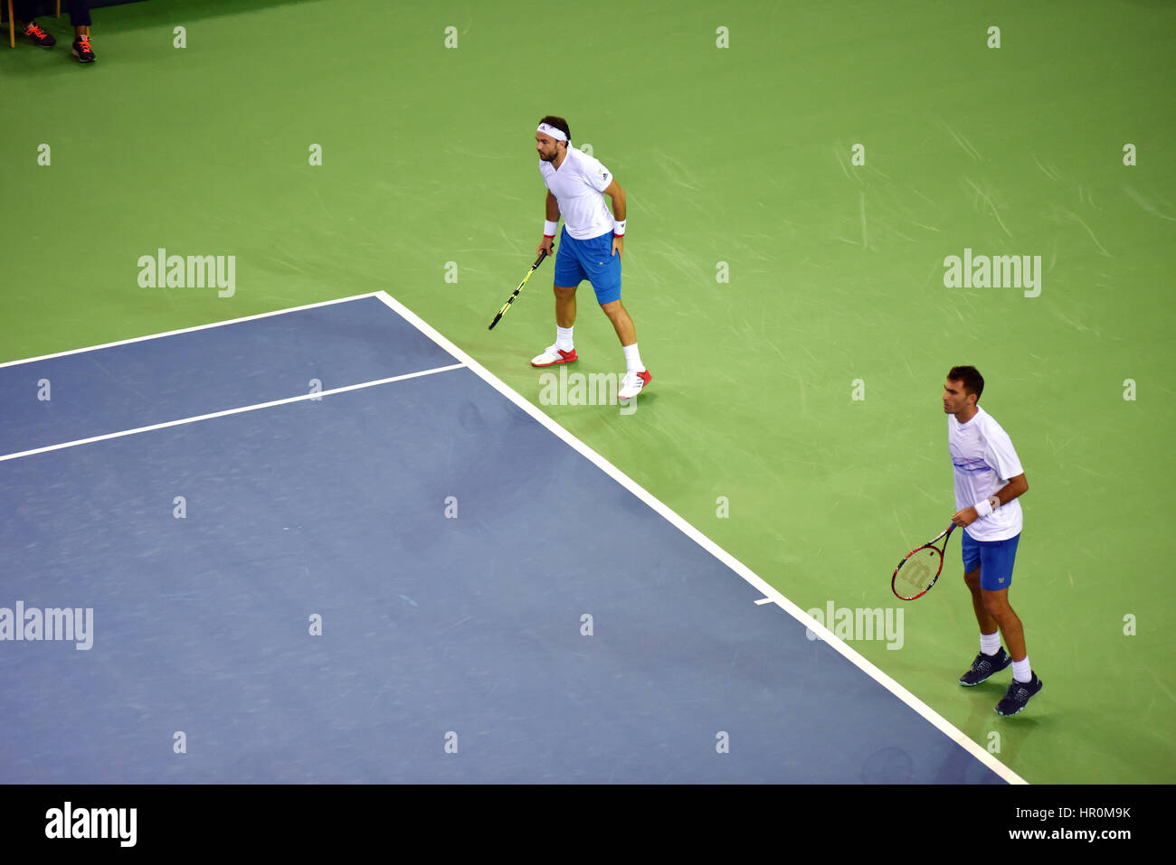 CLUJ NAPOCA, Romania - 16 luglio 2016: i giocatori di tennis giocando a una partita raddoppia durante una Coppa Davis di BNP Paribas match Romania vs Spagna Foto Stock