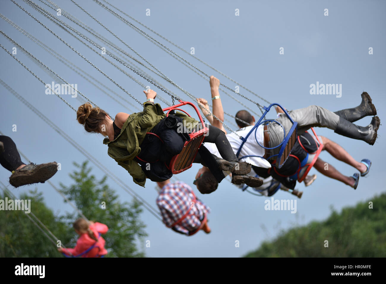 BONTIDA, ROMANIA - Luglio 17, 2016: giovani godendo di swing ride, giostra, merry-go-round, highland spinner a Castello elettrico Festival Foto Stock