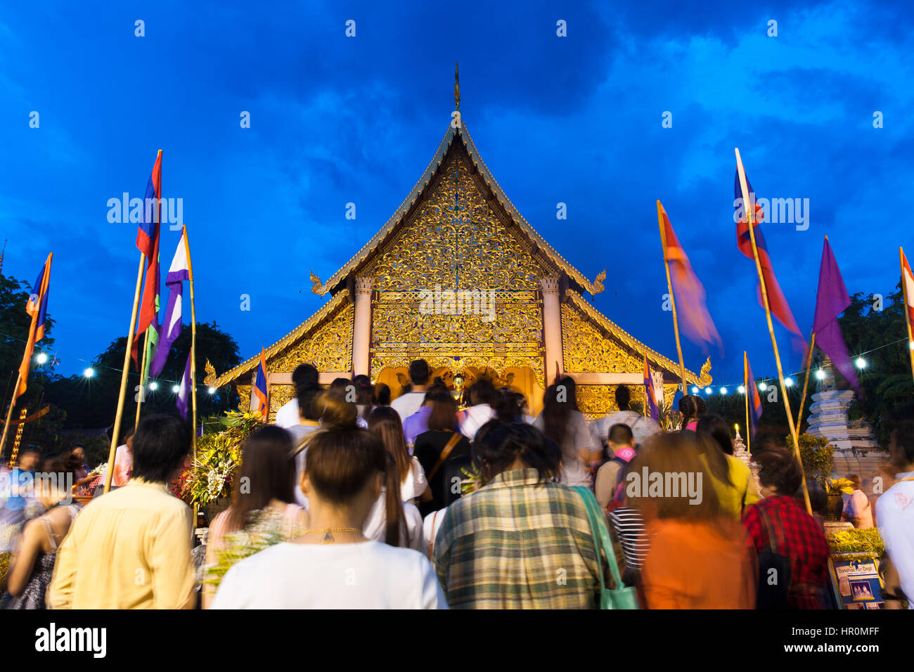 Chiang Mai, Thailandia - 29 Maggio, 2014: folla di persone adorare a Wat Chedi Luang durante la città del Festival del montante ( Inthakin Festival) Foto Stock