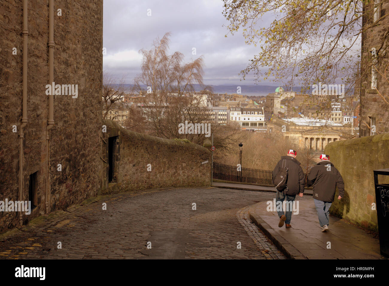Edinburgh il tumulo due turisti di camminare sulla strada vista città al di sotto di Foto Stock