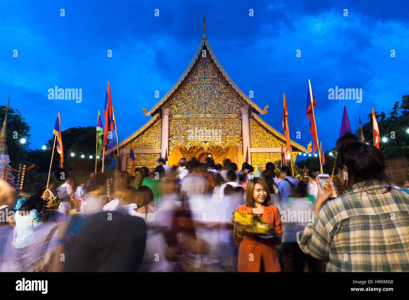 Chiang Mai, Thailandia - 29 Maggio, 2014: folla di persone adorare a Wat Chedi Luang durante la città del Festival del montante ( Inthakin Festival) Foto Stock