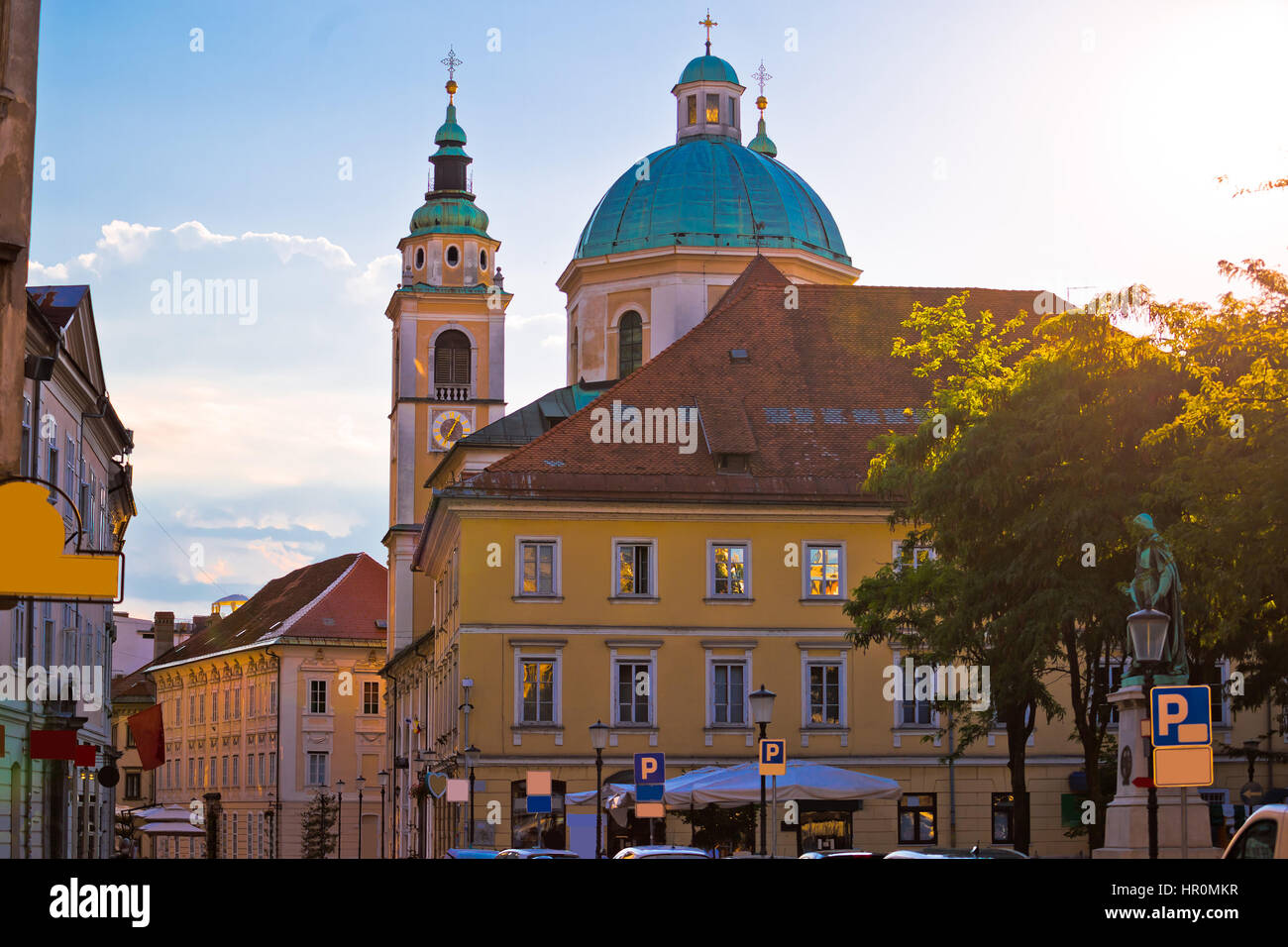 Lubiana la chiesa e la piazza vista al tramonto, capitale della Slovenia Foto Stock