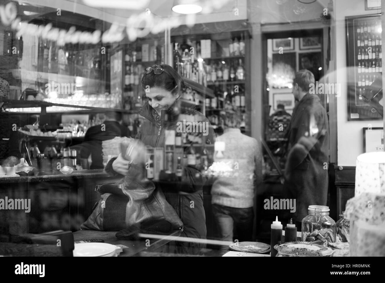 Interno di un caffè storico con i visitatori all'interno - sparato attraverso una finestra Foto Stock
