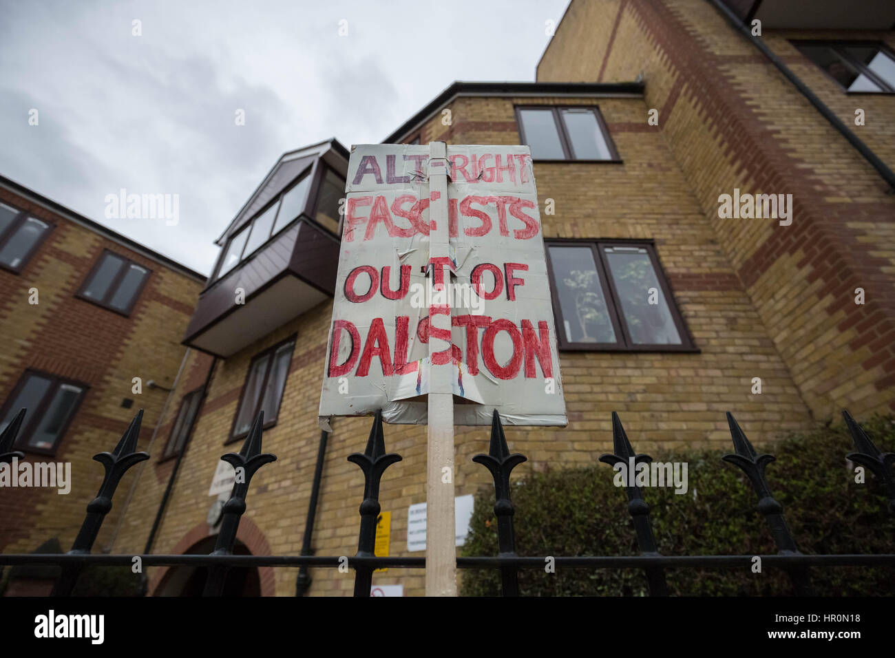 Londra, Regno Unito. Il 25 febbraio, 2017. Anti-fascisti protesta in Dalston, NE al di fuori di Londra la LD50 galleria d'arte chiamata per la sua chiusura dopo accusandolo di promuovere "odio non free speech', che ospita una mostra con estrema destra artwork e altoparlanti nazionalista. © Guy Corbishley/Alamy Live News Foto Stock