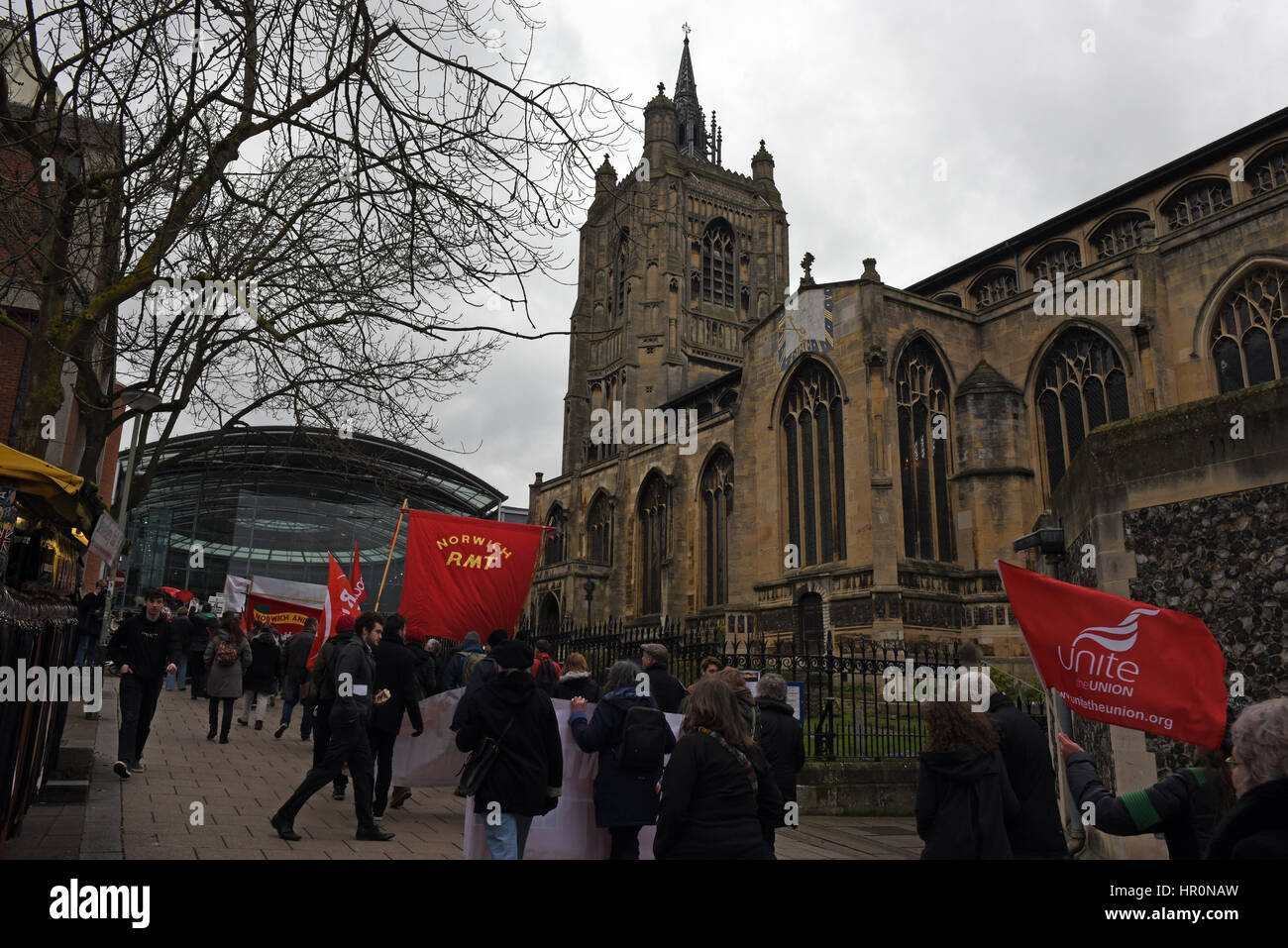 Norwich, Regno Unito 25 Feb 2017 batteristi portare il NHS marcia di protesta per le strade di Norwich prima di dirigervi al Forumn per musica di Zacharie Lambert e un discorso da ex ombra il Ministro della Difesa di Clive Lewis Credito: Paolo Lambert/Alamy Live News Foto Stock