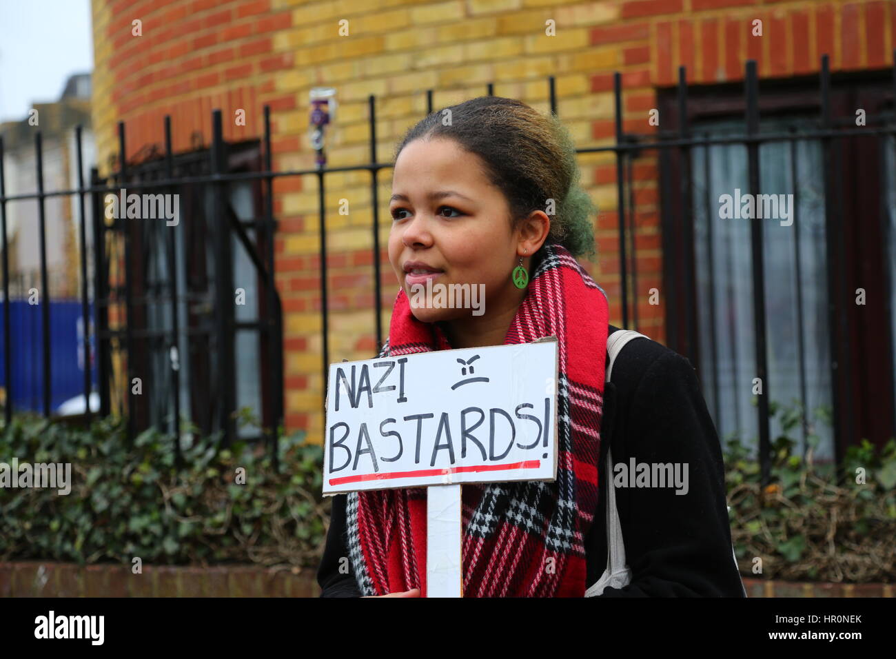 Dalston, Londra, Regno Unito. Il 25 febbraio 2017. Una donna con nazista bastardi cartellone. Una protesta al di fuori dell'LD50 Gallery organizzato da Hackney si alza per il razzismo e il fascismo e unirsi contro il fascismo. Gli artisti e gli attivisti stanno protestando per chiedere la chiusura di LD50, in Dalston, East London, dopo le accuse la galleria ha fornito una piattaforma di anti-immigrati, Islamophobic e "alt-destra" figure e promosso "odio non discorso libero". Penelope Barritt/Alamy Live News Foto Stock