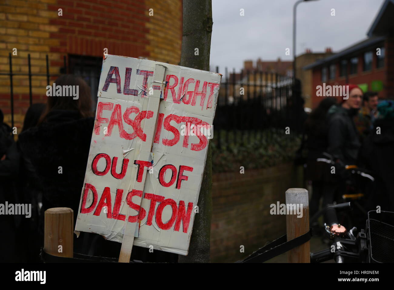 Dalston, Londra, Regno Unito. Il 25 febbraio 2017. Alt a destra fuori del Dalston cartellone. Una protesta al di fuori dell'LD50 Gallery organizzato da Hackney si alza per il razzismo e il fascismo e unirsi contro il fascismo. Gli artisti e gli attivisti stanno protestando per chiedere la chiusura di LD50, in Dalston, East London, dopo le accuse la galleria ha fornito una piattaforma di anti-immigrati, Islamophobic e "alt-destra" figure e promosso "odio non discorso libero". Penelope Barritt/Alamy Live News Foto Stock