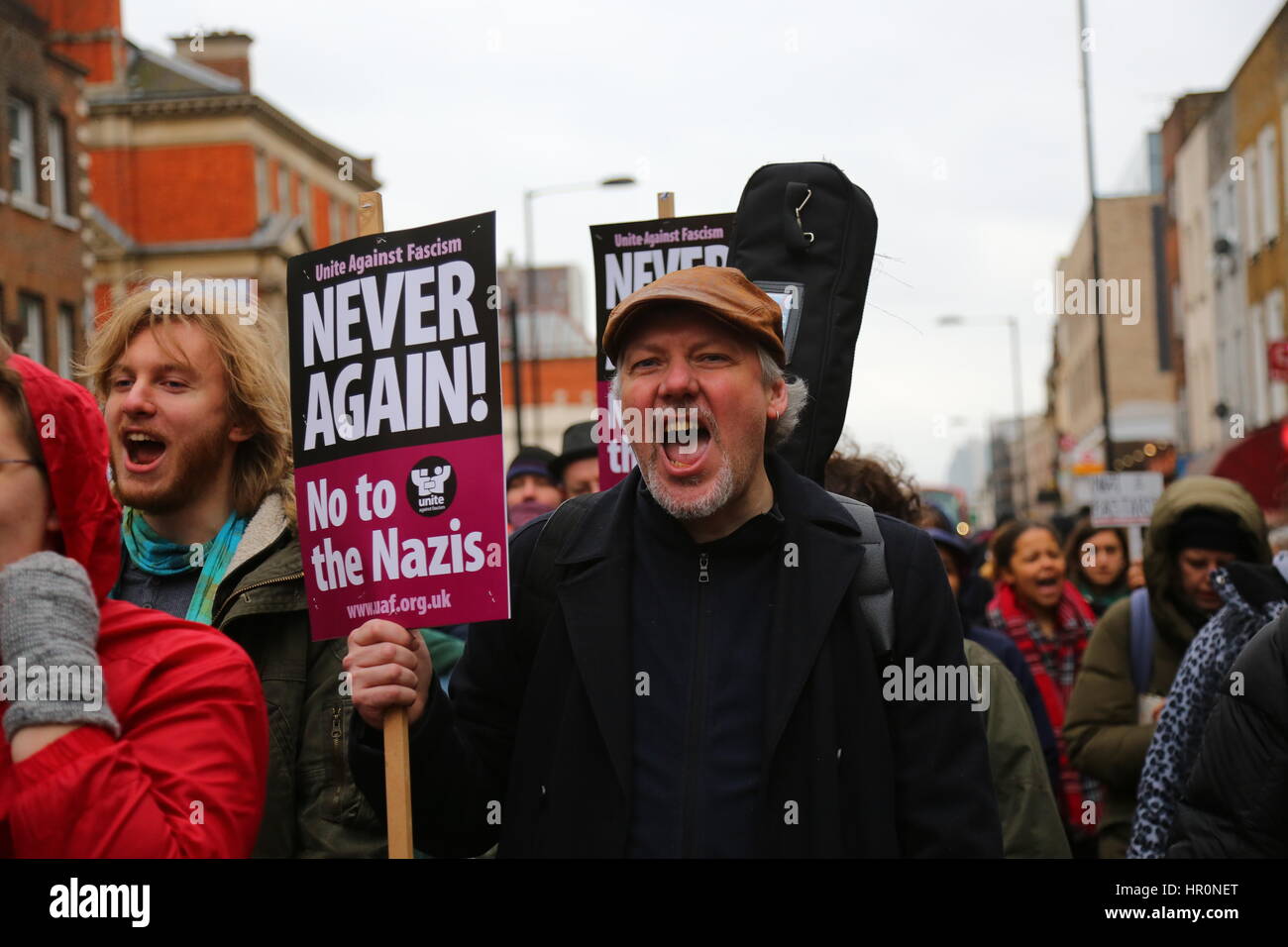 Dalston, Londra, Regno Unito. Il 25 febbraio 2017. Un uomo con mai più cartellone. Una protesta al di fuori dell'LD50 Gallery organizzato da Hackney si alza per il razzismo e il fascismo e unirsi contro il fascismo. Gli artisti e gli attivisti stanno protestando per chiedere la chiusura di LD50, in Dalston, East London, dopo le accuse la galleria ha fornito una piattaforma di anti-immigrati, Islamophobic e "alt-destra" figure e promosso "odio non discorso libero". Penelope Barritt/Alamy Live News Foto Stock
