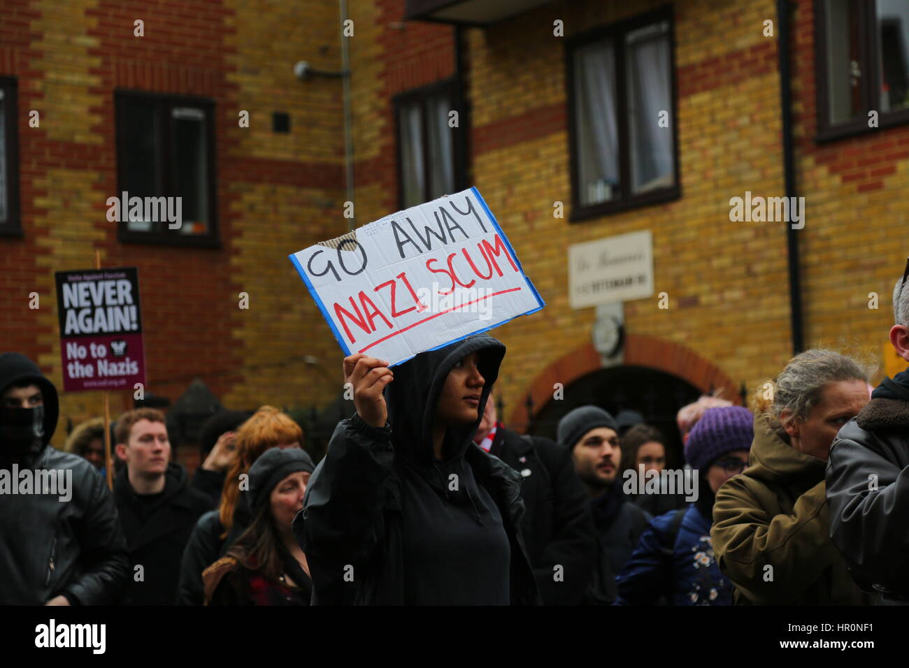 Dalston, Londra, Regno Unito. Il 25 febbraio 2017. Andare lontano nazi scum cartellone. Una protesta al di fuori dell'LD50 Gallery organizzato da Hackney si alza per il razzismo e il fascismo e unirsi contro il fascismo. Gli artisti e gli attivisti stanno protestando per chiedere la chiusura di LD50, in Dalston, East London, dopo le accuse la galleria ha fornito una piattaforma di anti-immigrati, Islamophobic e "alt-destra" figure e promosso "odio non discorso libero". Penelope Barritt/Alamy Live News Foto Stock