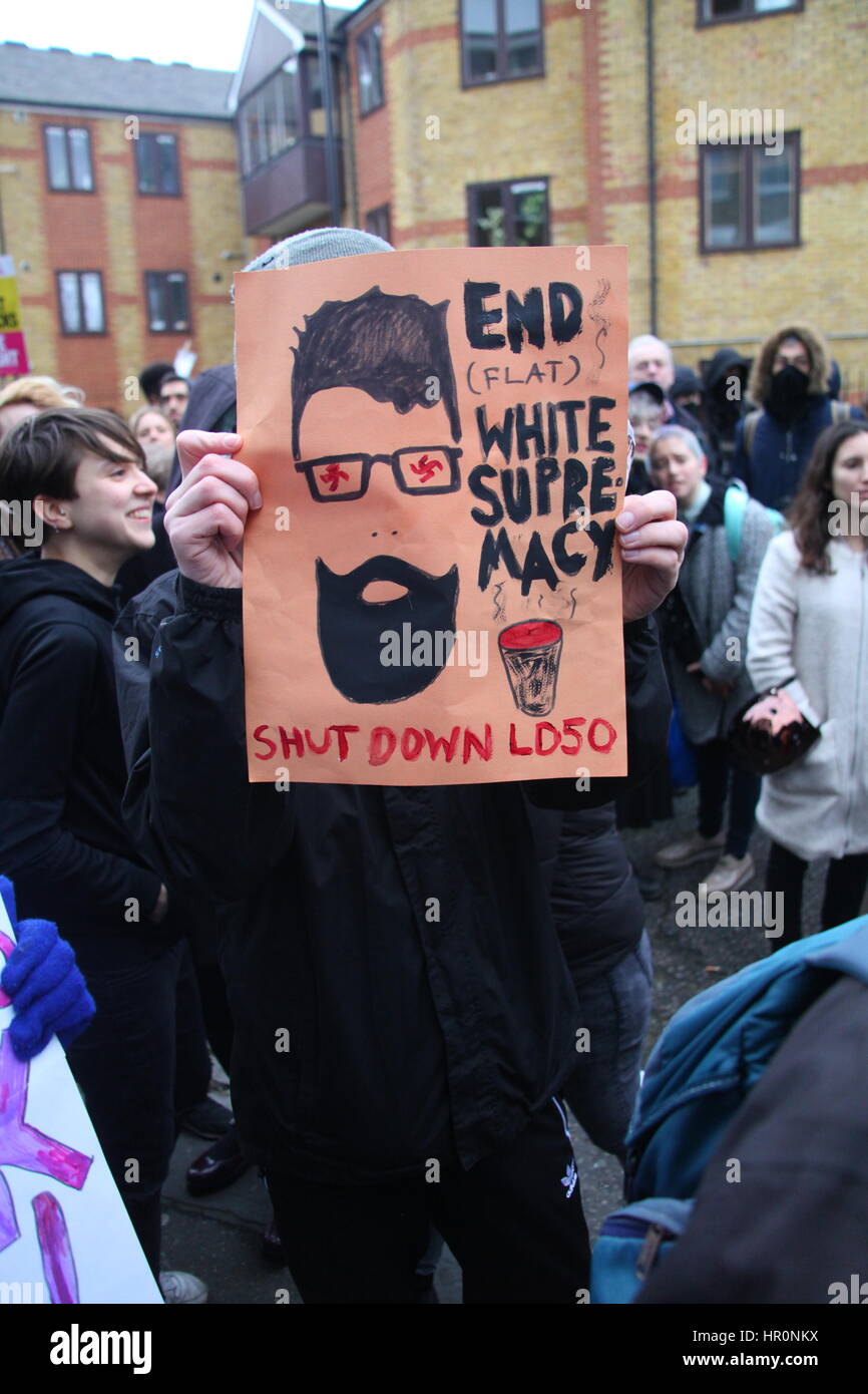 Dalston, Londra, Regno Unito. Il 25 febbraio 2017. Un dimostratore con estremità suprmecy bianco cartellone. Una protesta al di fuori dell'LD50 Gallery organizzato da Hackney si alza per il razzismo e il fascismo e unirsi contro il fascismo. Gli artisti e gli attivisti stanno protestando per chiedere la chiusura di LD50, in Dalston, East London, dopo le accuse la galleria ha fornito una piattaforma di anti-immigrati, Islamophobic e "alt-destra" figure e promosso "odio non discorso libero". Penelope Barritt/Alamy Live News Foto Stock