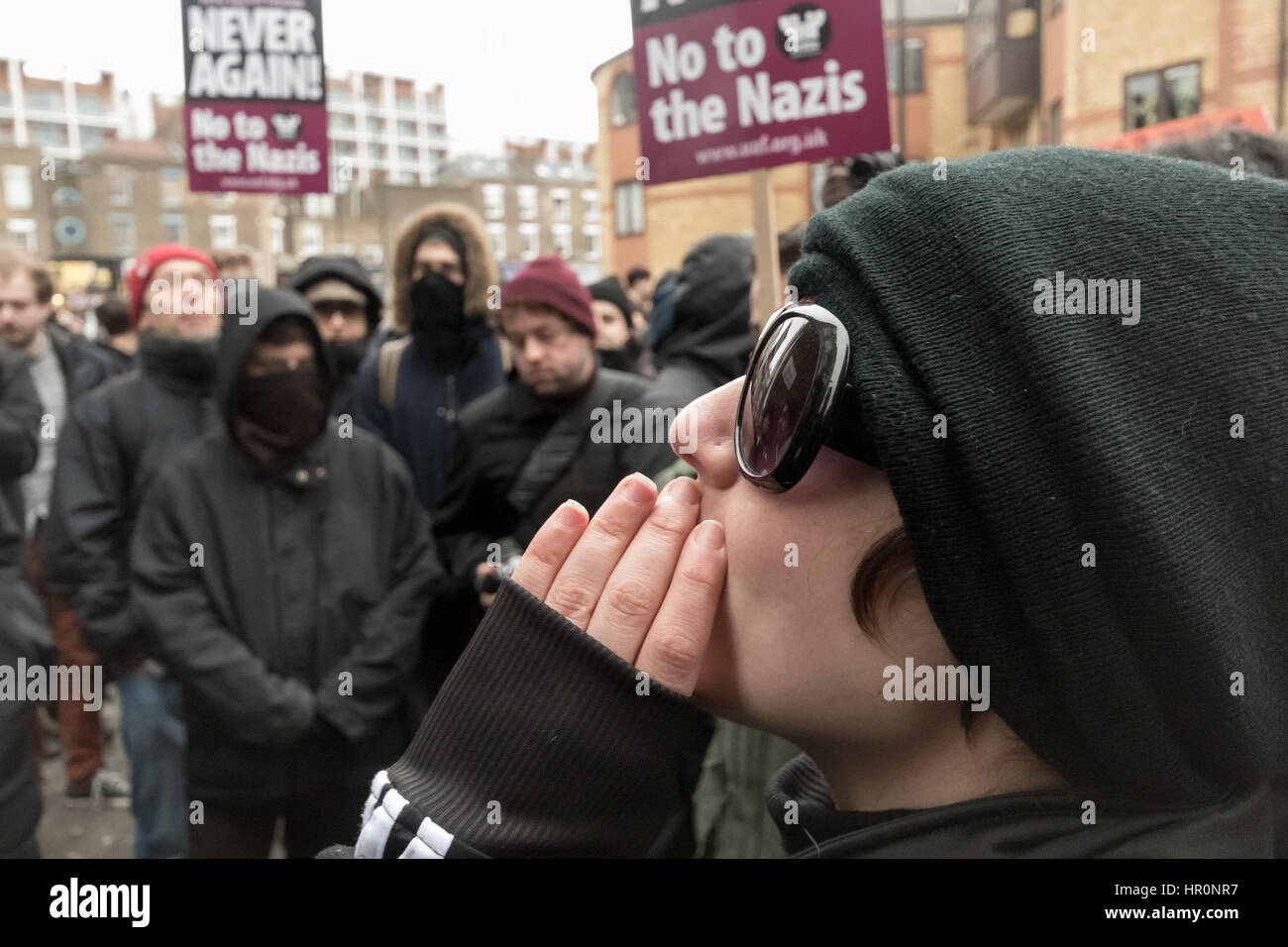 Londra, Regno Unito. Il 25 febbraio 2017. I manifestanti sostengono con un uomo al di fuori dell'LD50 gallery di Dalston chi dice che egli è venuto a difendere il diritto di discutere liberamente idee, anche quelli di repulsione. Egli è stato gridato a dai manifestanti e forze di polizia eventualmente lo prese in disparte e lo consiglia di lasciare. Diverse centinaia di persone dalla zona est di Londra aveva raccolto al di fuori della galleria che dicono che ha promosso i fascisti, neo-nazisti, i misogini, razzisti e Islamophobes in uno di Londra più diverse aree. Credito: Peter Marshall / Alamy Live News Foto Stock