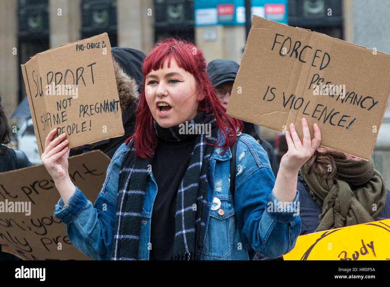 Glasgow, Scotland, Regno Unito. Il 25 febbraio, 2017. "40 giorni per la vita', un movimento per la vita cristiana e anti aborto gruppo ha tenuto un incontro di preghiera a George Square, Glasgow, in preparazione per quaranta giorni di preghiera, inizia il mercoledì delle ceneri (1 marzo) e terminando la Domenica delle Palme (9 aprile), sperando di avere l'Esecutivo scozzese abrogazione l'aborto Act 1967. L'incontro di preghiera è stato affrontato dal contatore dimostrazione di attivisti internazionali di promuovere i diritti della donna, e sostenendo il diritto di scegliere" Credito: Findlay/Alamy Live News Foto Stock