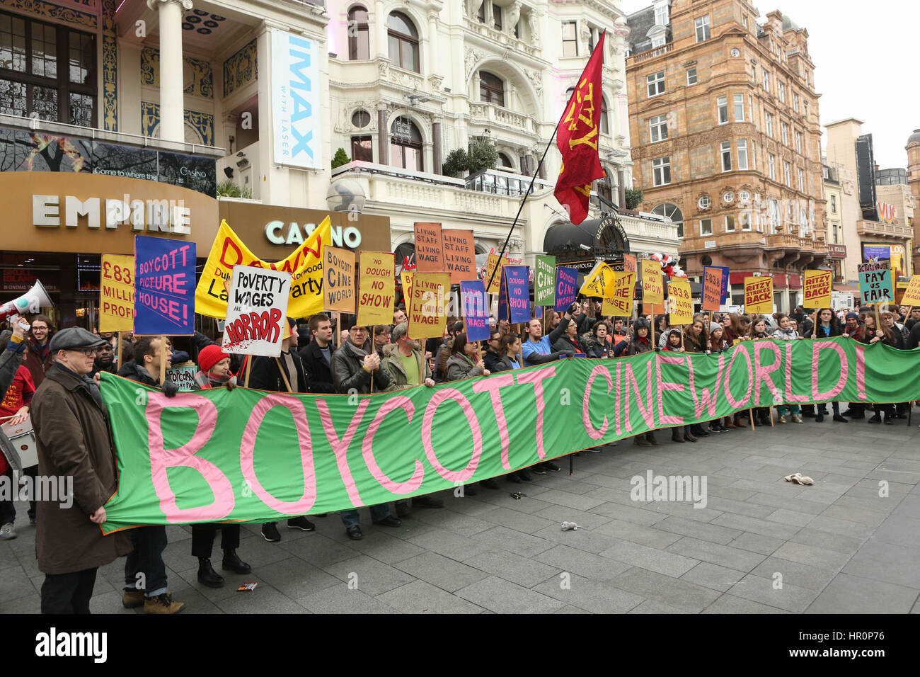 L ondon, UK. Il 25 febbraio, 2017. Demo per salari il supporto PictureHouse cadano al di fuori del cinema Empire Leiceste Square percussori tenendo un banner Credit: Brian Southam/Alamy Live News Foto Stock