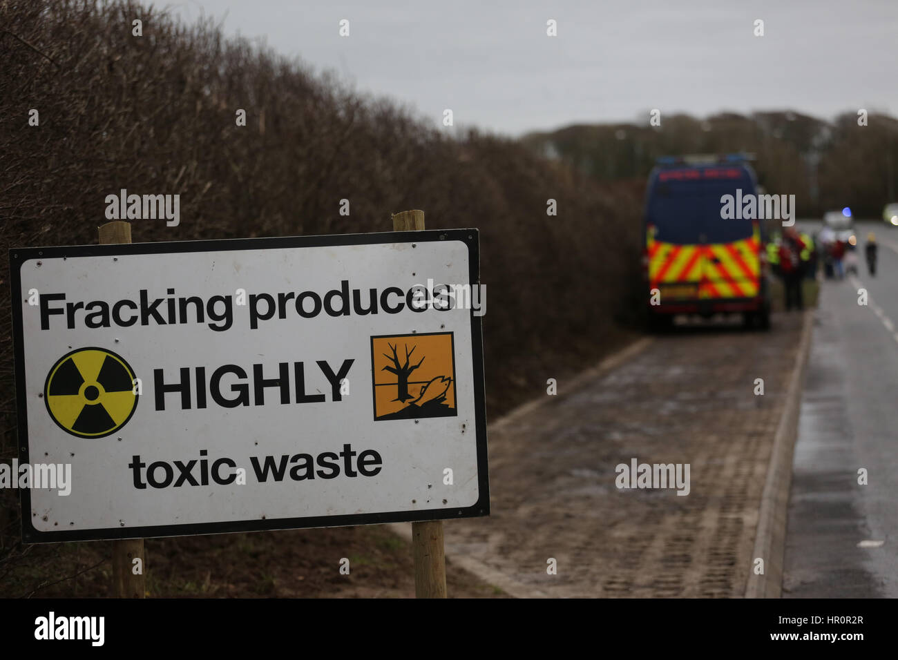 Lancashire, Regno Unito. Il 25 febbraio, 2017. Un segno che recita "Fracking rifiuti altamente tossici' su Preston New Road, Lancashire,25 febbraio 2017 (C)Barbara Cook/Alamy Live News Foto Stock