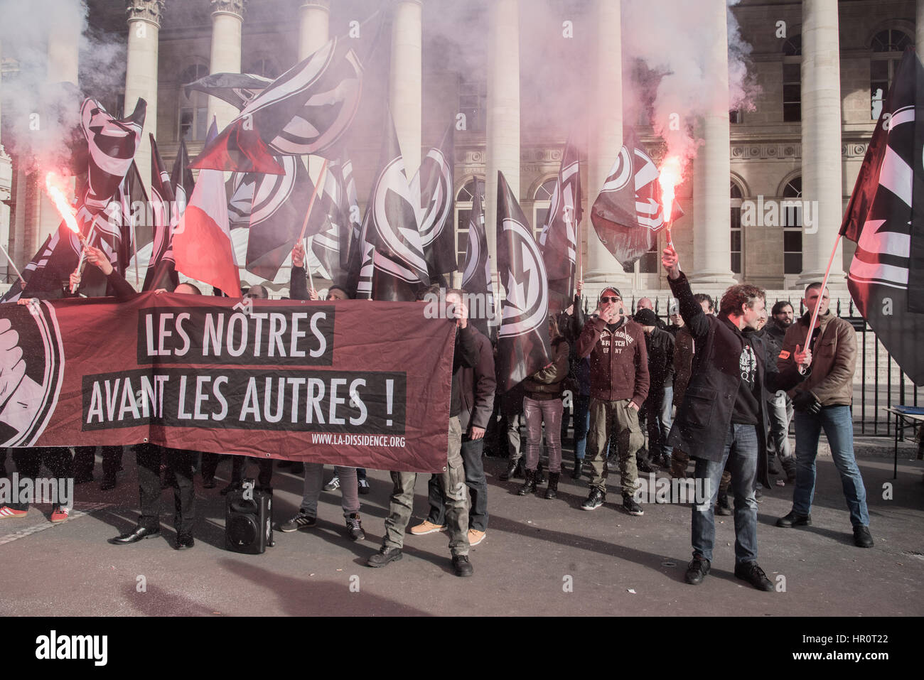 Parigi, Francia. Il 25 febbraio 2017. I membri del partito nazionalista del gruppo d'azione 'La dissidenza Française " si sono riuniti presso la Borsa di Parigi Sabato, 25 febbraio 2017 (attorno ad una parola d'ordine) "La nostra prima gli altri!". Credito: Saïd Anas/Alamy Live News Foto Stock