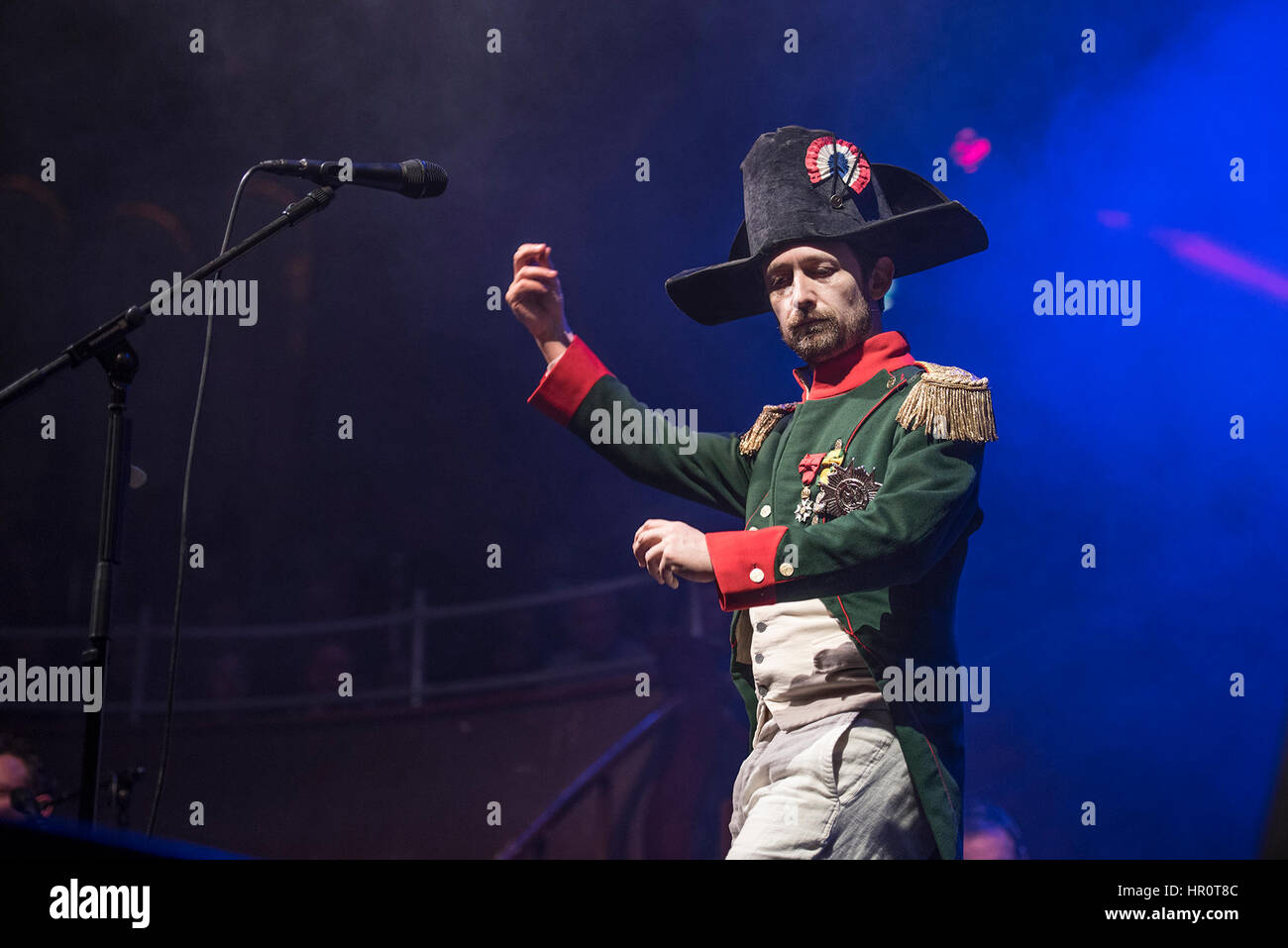 Manchester, Regno Unito. Il 25 febbraio, 2017. Neil Hannon della Divina Commedia eseguire presso la Royal Albert Hall di Manchester sulla loro headline UK tour 2017, Manchester 25/02/2017 Credit: Gary Mather/Alamy Live News Foto Stock