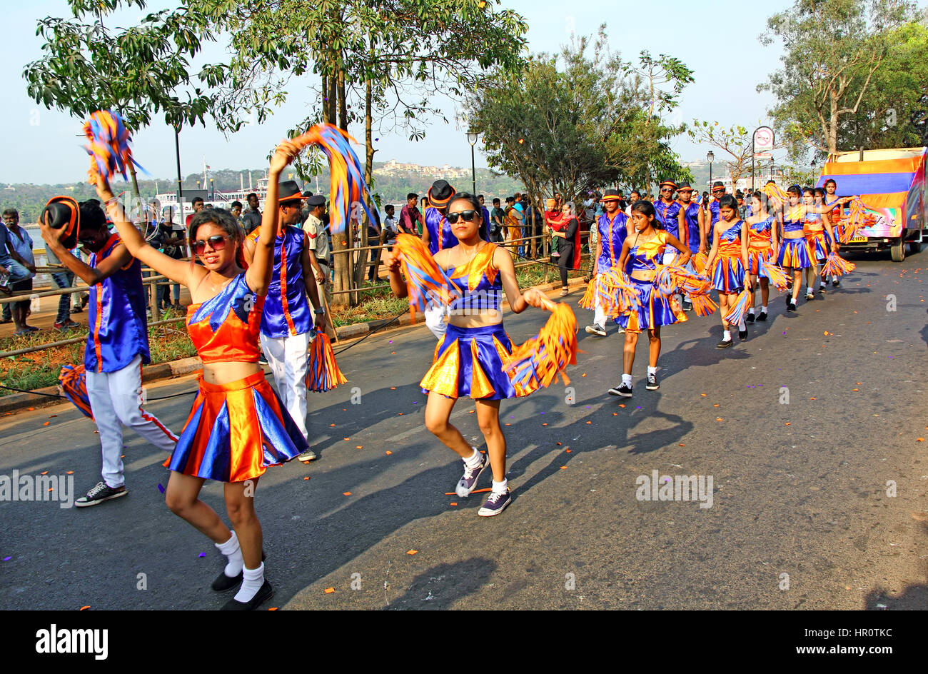 Panaji, Goa, India. Il 25 febbraio 2017. Giovani uomini e donne in costumi colorati ballare durante il Carnevale Viva Goa 2017 in Panaji, Goa, India. Questo annuale evento turismo illustra la colorata cultura e diversità dello stato di Goa. MathewJoseK/Alamy Live News Foto Stock