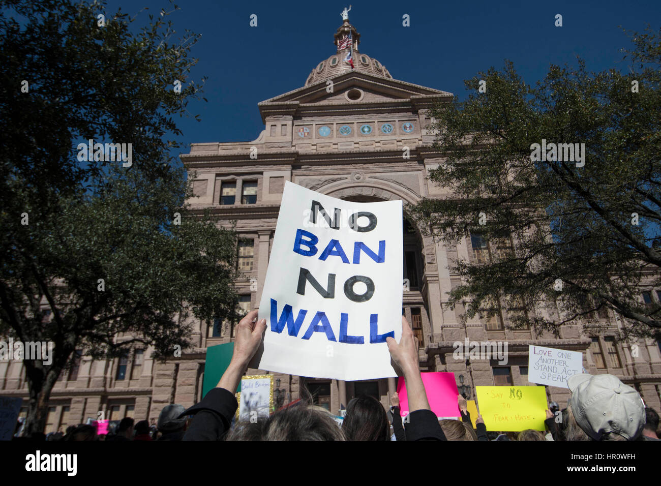 Austin, Texas, Stati Uniti d'America. Il 25 febbraio 2017. Più di un migliaio di manifestanti convergono verso il Texas Capitol per un sabato #NoBanNoWall rally NEI CONFRONTI DEGLI STATI UNITI Presidente Donald Trump del muro di confine e le politiche di immigrazione. Credito: Bob Daemmrich/Alamy Live News Foto Stock