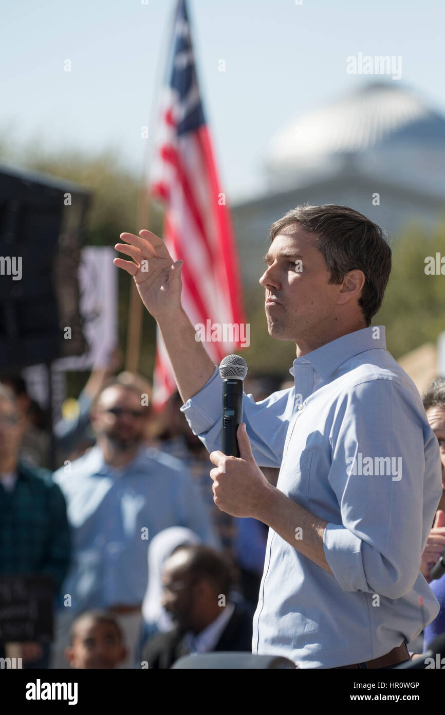 Austin, Texas, Stati Uniti d'America. Il 25 febbraio 2017. Stati Uniti Dal congressista Beto O'Rourke, D-El Paso, un Donald Trump critico, parla come più di un migliaio di manifestanti convergono verso il Texas Capitol per un sabato #NoBanNoWall rally NEI CONFRONTI DEGLI STATI UNITI Presidente Donald Trump del muro di confine e le politiche di immigrazione. Credito: Bob Daemmrich/Alamy Live News Foto Stock