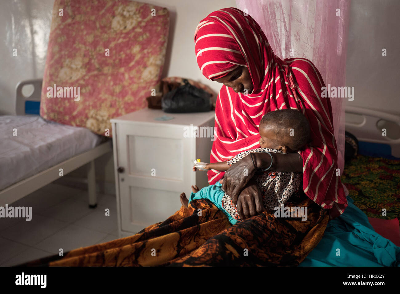 Shamsa Abdi Isse e i suoi nove mesi la figlia sono ricoverati a Garowe dove 28-anno-vecchio portato i bambini malnutriti tre giorni fa su sette ore di guidare il carrello con il carrello per il trattamento di lasciare altri sette bambini lasciati alle spalle, in Garowe, capitale del Puntland parte del nord-est della Somalia, 23 febbraio 2017. Alcuni 6.2 milioni di persone in Somalia sono dipendente dagli aiuti umanitari a seguito di una grave siccità. Più di 360.000 bambini soffrono di malnutrizione, decine di migliaia di loro sono a rischio di morire di fame. Non ci dovrebbe essere nessun rapido sollievo, il Paese del Corno d Africa è in compagnia Foto Stock