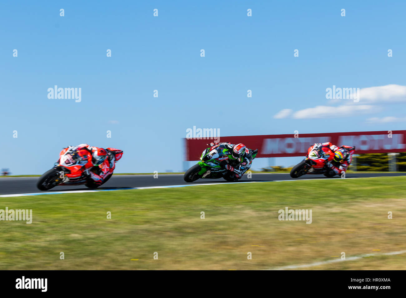 Melbourne, Australia. Il 26 febbraio 2017. Jonathan Rea n. 1 (GBR) rendendo il suo modo attraverso il pack durante il 2017 MOTUL FIM Superbike World Championship, Australia il 26 febbraio 2017. Credito: Dave Hewison sport/Alamy Live News Foto Stock