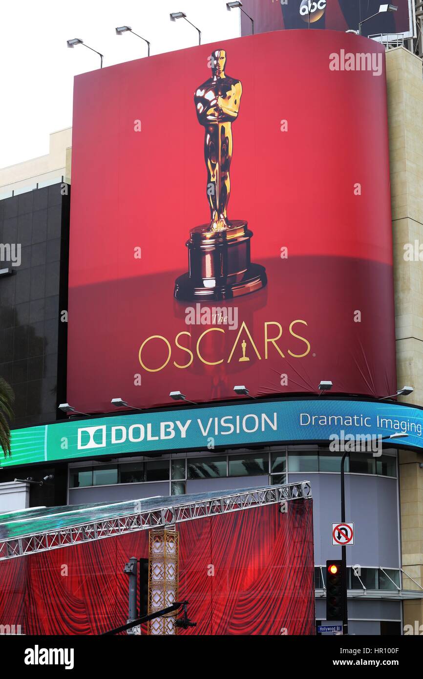 Los Angeles, California, USA. Il 25 febbraio, 2017. La preparazione finale, un giorno prima del 2017 Oscar. Grande segno ''l'Oscar 2017'' sulla Hollywood Blvd. Credito: Katrina Kochneva/ZUMA filo/Alamy Live News Foto Stock