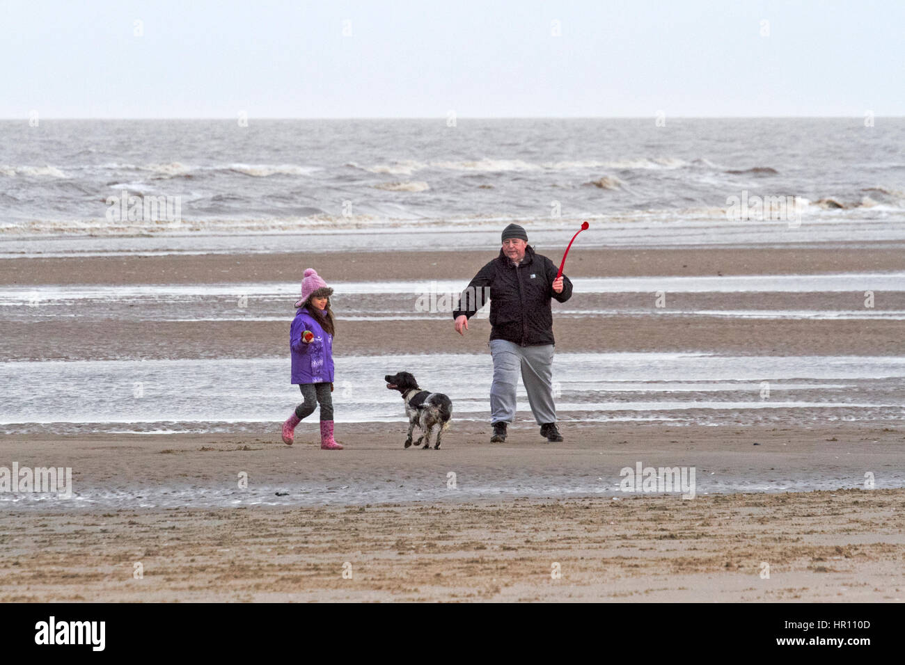 Regno Unito Meteo, Southport, Merseyside. 26 feb 2017. Dopo la relenting di tempesta Doris, le famiglie fanno il loro modo in su per la spiaggia di Southport, Merseyside. Con solo un paio di giorni di forte vento percosse il nord ovest della stazione balneare, persone non vedo l'ora di andare fuori e soffiare le ragnatele di domenica. Credito: Cernan Elias/Alamy Live News Foto Stock