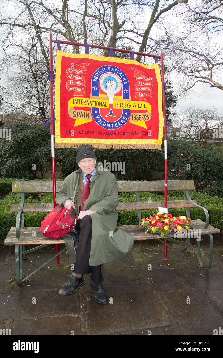 Londra, Regno Unito. 26 Febbraio, 2017. Un servizio di commemorazione al Vescovo il parco in Fulham includente una ghirlanda di cerimonia di posa e preghiere per commemorare l'ottantesimo anniversario della battaglia di Jarama che è stata combattuta dal British volontari della Brigata internazionale durante la guerra civile spagnola contro il fascismo e i nazionalisti guidati dal generale Franco Credito: amer ghazzal/Alamy Live News Foto Stock