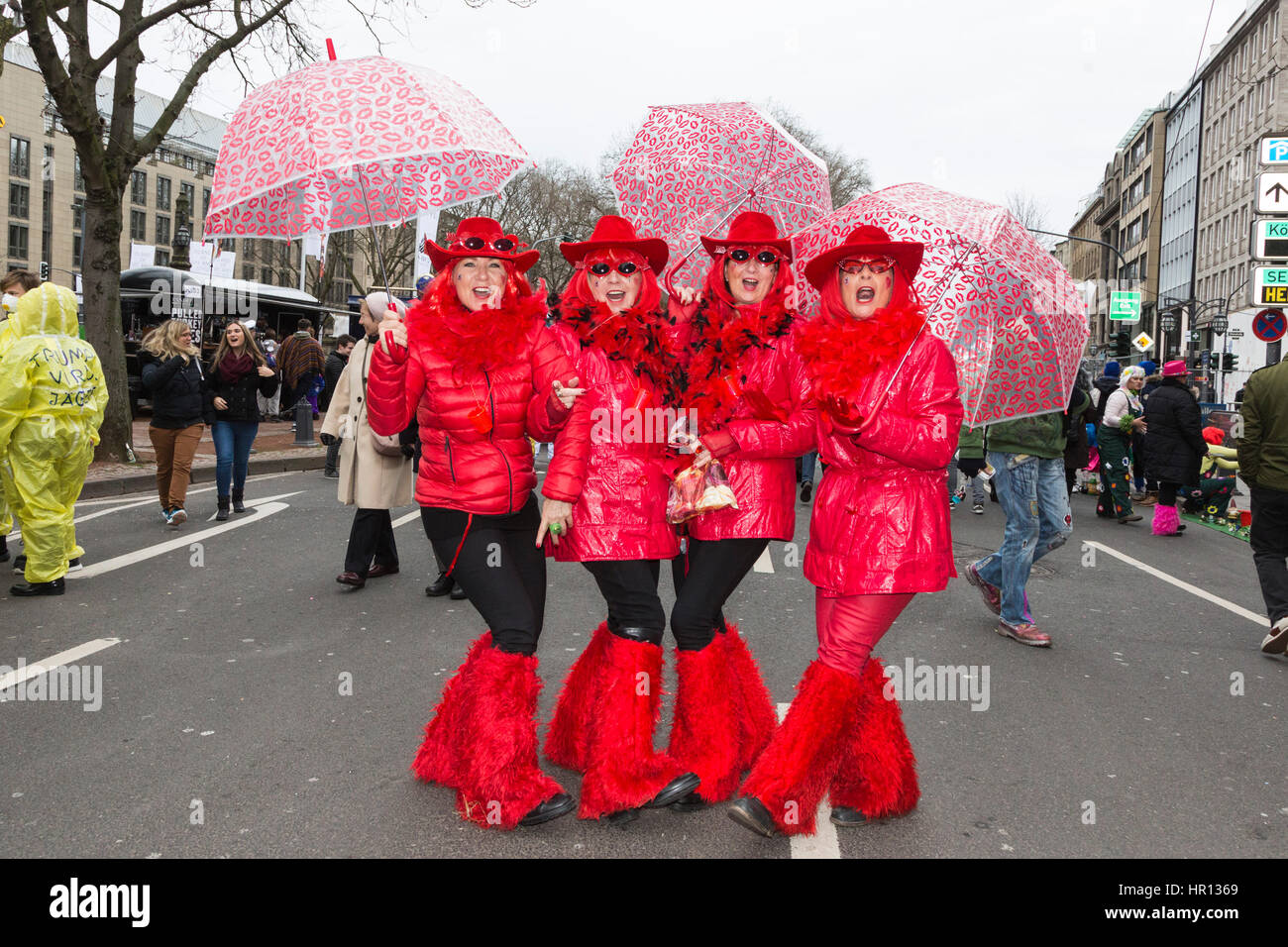 Dusseldorf, Germania. 26 Febbraio, 2017. Coloratissimi costumi di carnevale si trovano sul display durante il cosiddetto Kö-Treiben su Königsallee a Dusseldorf, Germania, un giorno prima della grande Lunedì Martedì Grasso parate start. Credito: Bettina Strenske/Alamy Live News Foto Stock